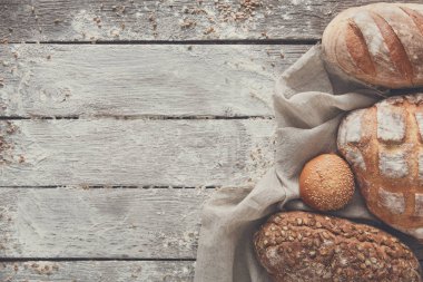 Ekmek fırın arka plan. Kahverengi ve beyaz buğday tahıl somun comp