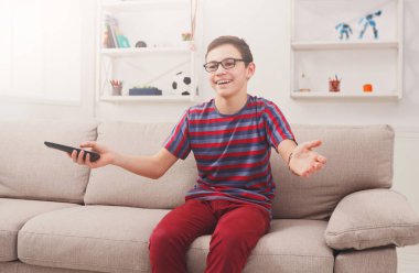 Neşeli çocuk evde show komik Tv izlerken