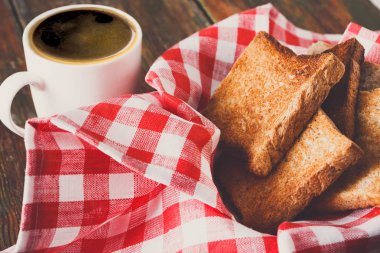 Kahvaltı arka plan, tost ve kahve rustik ahşap üzerine