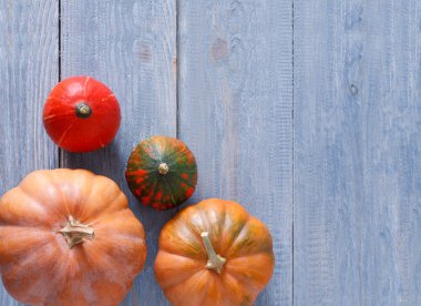 Kopya alanı mavi ahşap zemin üzerine kabaklar