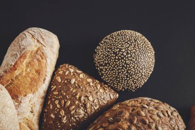 Kopya alanı siyah zemin üzerine ekmek çeşitler