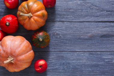 Kopya alanı mavi ahşap zemin üzerine kabaklar