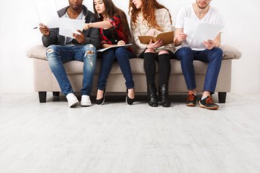 Çeşitli genç öğrenciler evde sınavına hazırlık