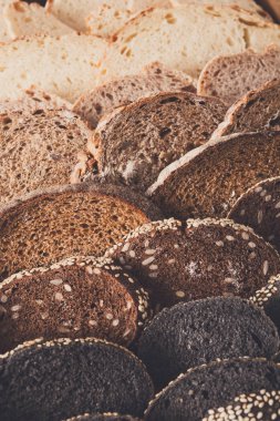 Fırın kavramı. Dilimlenmiş ekmek arka plan bol
