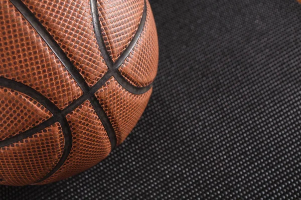 Bola basket lama pada latar belakang hitam menyalin ruang — Stok Foto