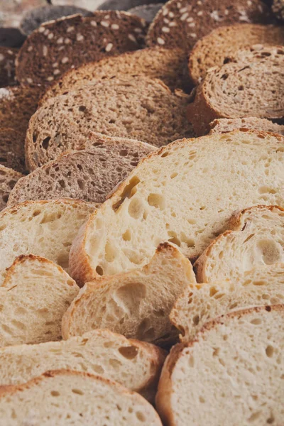 Fırın kavramı. Dilimlenmiş ekmek arka plan bol