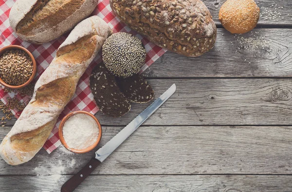 Kırsal ahşap üzerinde kopyalama alanı olan ekmek arkaplanı