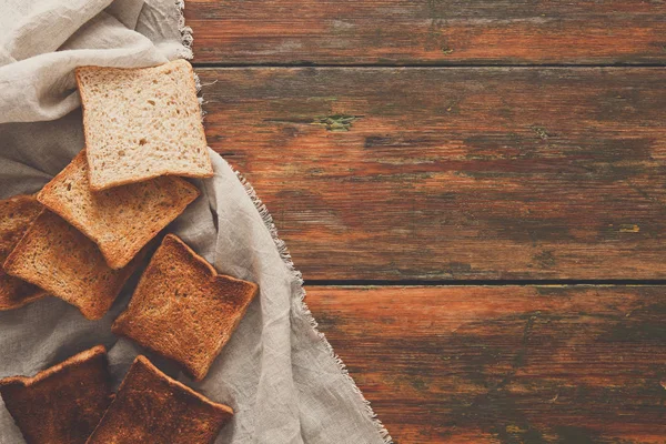 Weißbrot Toasts auf rustikalem Holz Hintergrund — Stockfoto