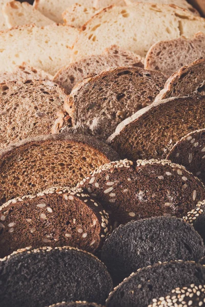 Fırın kavramı. Dilimlenmiş ekmek arka plan bol