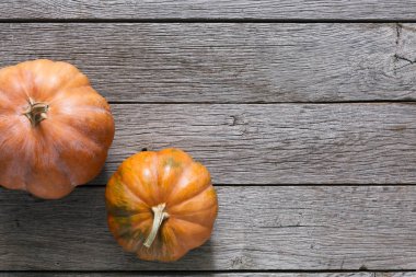 Kopya alanı gri ahşap zemin üzerine kabaklar