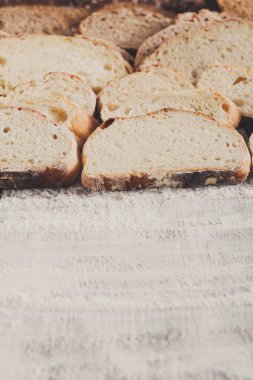 Fırın kavramı. Dilimlenmiş ekmek arka plan bol