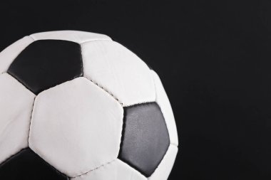 futbol topu siyah arkaplanda