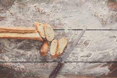 Fırın kavramı arka plan. Beyaz dilimlenmiş ekmek ve bıçak