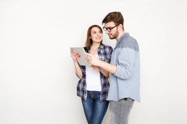 Rahat çift tablet ile çalışma, stüdyo vurdu