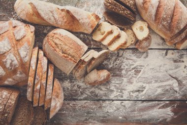 Ekmek fırın arka plan. Kahverengi ve beyaz buğday tahıl somun comp