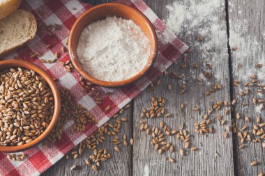 Kırsal ahşap üzerinde kopyalama alanı olan ekmek arkaplanı