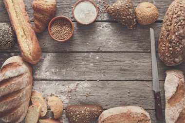 Kırsal ahşap üzerinde kopyalama alanı olan ekmek arkaplanı