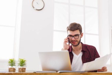 Genç işadamı okuma modern beyaz office belgelerinde konsantre