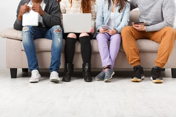 Genç insanlar istimal alet, öğrenciler, teknoloji