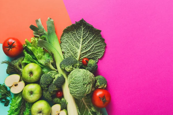 Плоская кладка сырых овощей на абстрактном фоне — стоковое фото