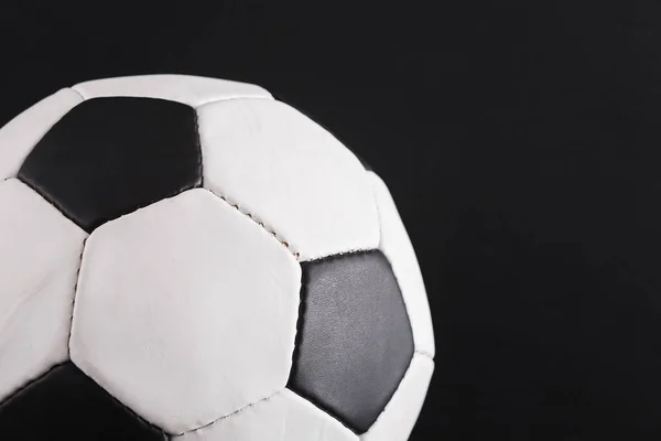 Футбольный мяч на черном фоне — стоковое фото