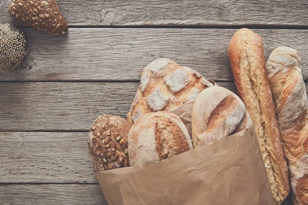 Ekmek fırın arka plan. Kahverengi ve beyaz buğday tahıl somun comp