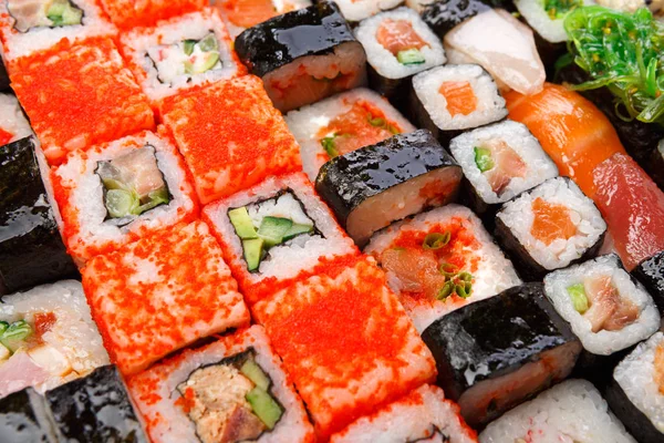 Conjunto de sushi, maki e rolos de fundo — Fotografia de Stock