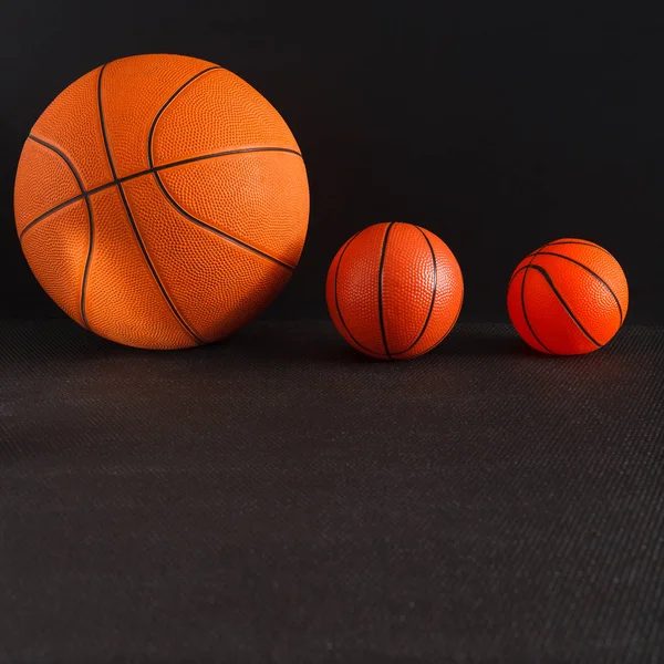 Bola basket besar dan kecil dengan latar belakang hitam — Stok Foto