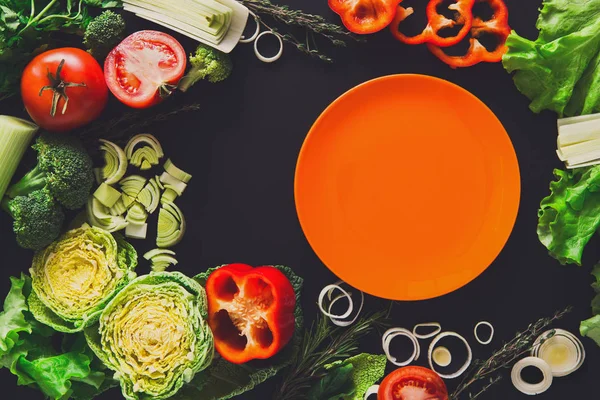 Çerçeve kopya alanı ahşap zemin üzerine taze sebze