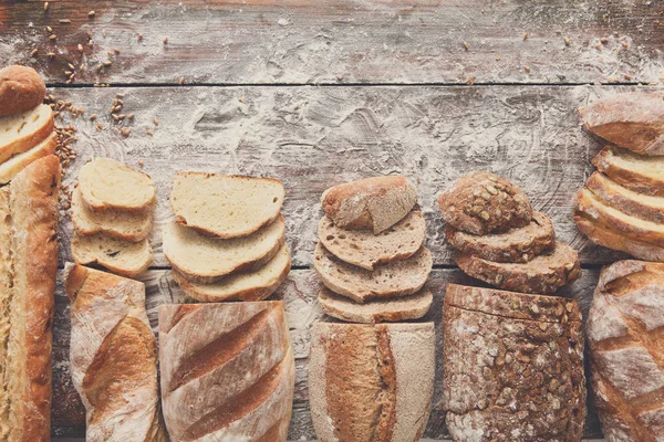 Panadería de pan fondo. Pan de trigo marrón y blanco comp — Foto de Stock