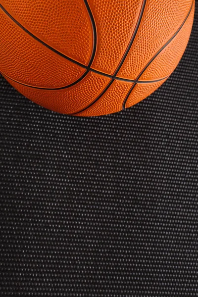 Bola basket pada latar belakang hitam menyalin ruang — Stok Foto