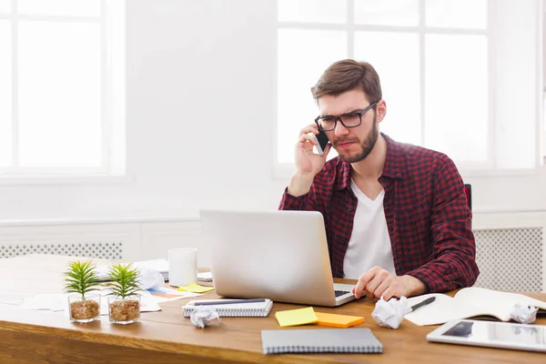 Jeune homme d'affaires concentré lire des documents dans le bureau blanc moderne — Photo