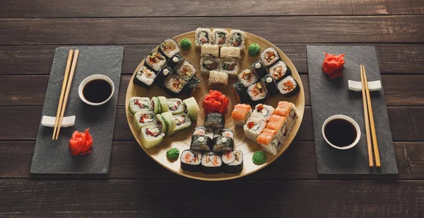 Suşi maki ve rulo rustik ahşap üzerine set