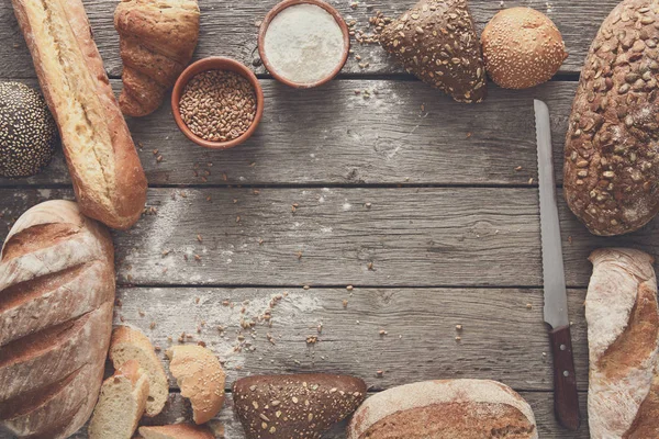 Kırsal ahşap üzerinde kopyalama alanı olan ekmek arkaplanı