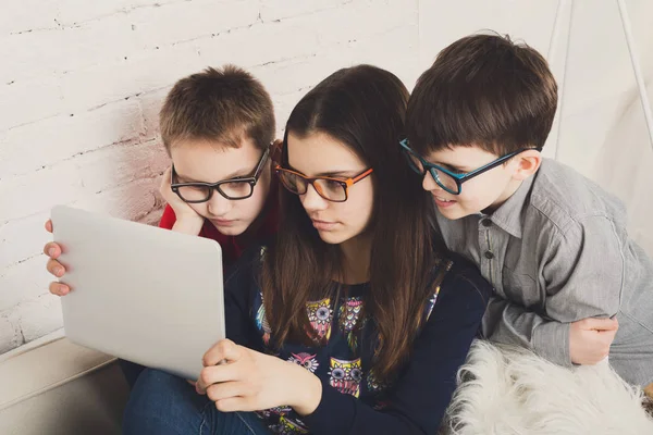 Дети в очках с планшетом, компьютерная зависимость — стоковое фото