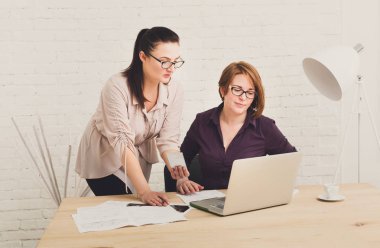 Ekip çalışması. Kadınlar office projesinde tartışmak