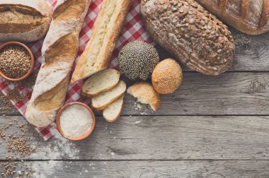 Kırsal ahşap üzerinde kopyalama alanı olan ekmek arkaplanı