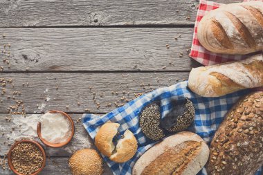 Kırsal ahşap üzerinde kopyalama alanı olan ekmek arkaplanı