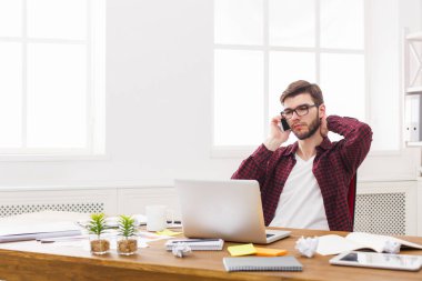 Modern beyaz ofis içinde laptop ile genç ciddi iş adamı