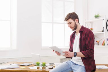 Dijital taplet kullanma office dalgın genç işadamı