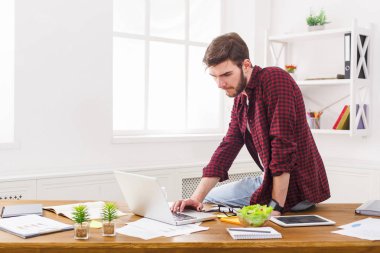 Dizüstü bilgisayar kullanma office genç ciddi iş adamı