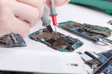 Smartphone multimetre ile tamir yakın çekim