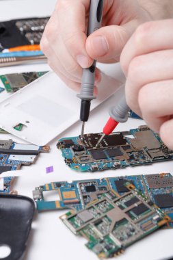 Smartphone multimetre ile tamir yakın çekim