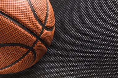 Siyah arka plan kopya alanı üzerinde eski basketbol topu