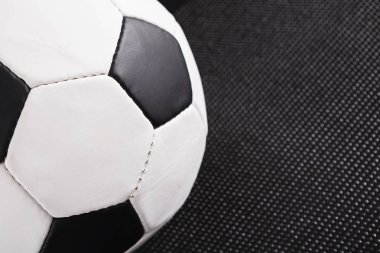 futbol topu siyah arkaplanda