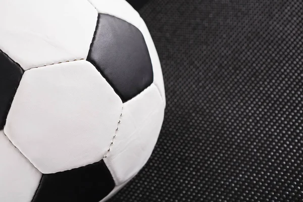 futbol topu siyah arkaplanda