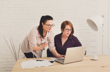 Ekip çalışması. Kadınlar office projesinde tartışmak