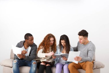 Çeşitli genç öğrenciler evde sınavına hazırlık