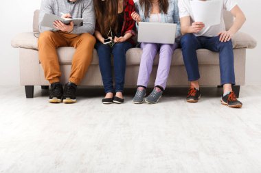 Geçici iş insanlar kapalı gadget'lar ile çalışma