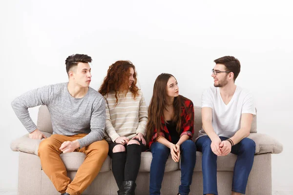 Jóvenes amigos felices, gente informal sentada en el sofá — Foto de Stock